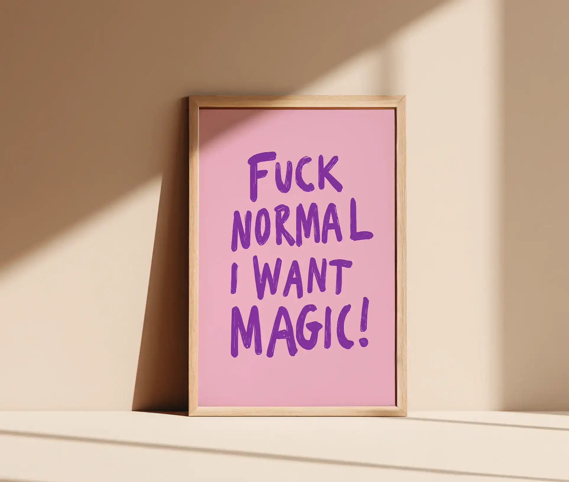 Plakat med håndtegnet tekst "Fuck Normal I Want Magic" stående i sollys.