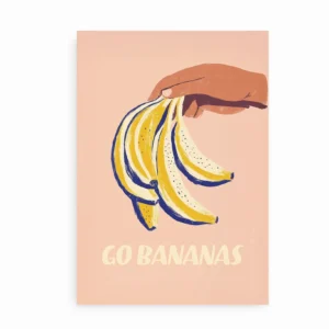 Plakat med en hånd der holder en klase bananer og teksten "Go Bananas" på lyserød baggrund.