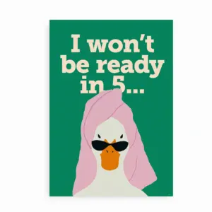 Plakat med and iført håndklæde og solbriller og teksten “I won’t be ready in 5…”