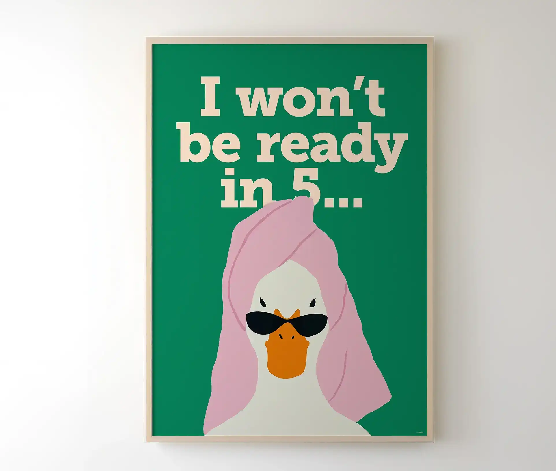 Plakat med tekst og grafisk and, indrammet og hængende på væg