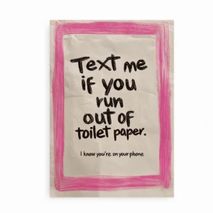 Plakat med teksten "Text me if you run out of toilet paper" og pink ramme.