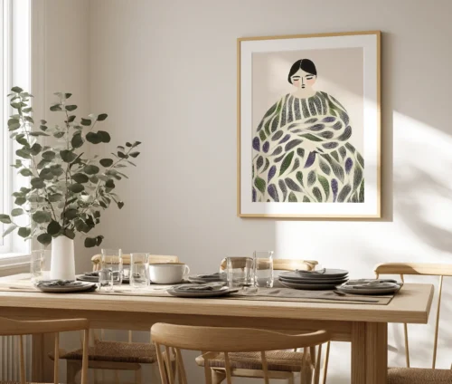 Plakat med kvinde i stor bladmønstret kjole i ramme på væg
