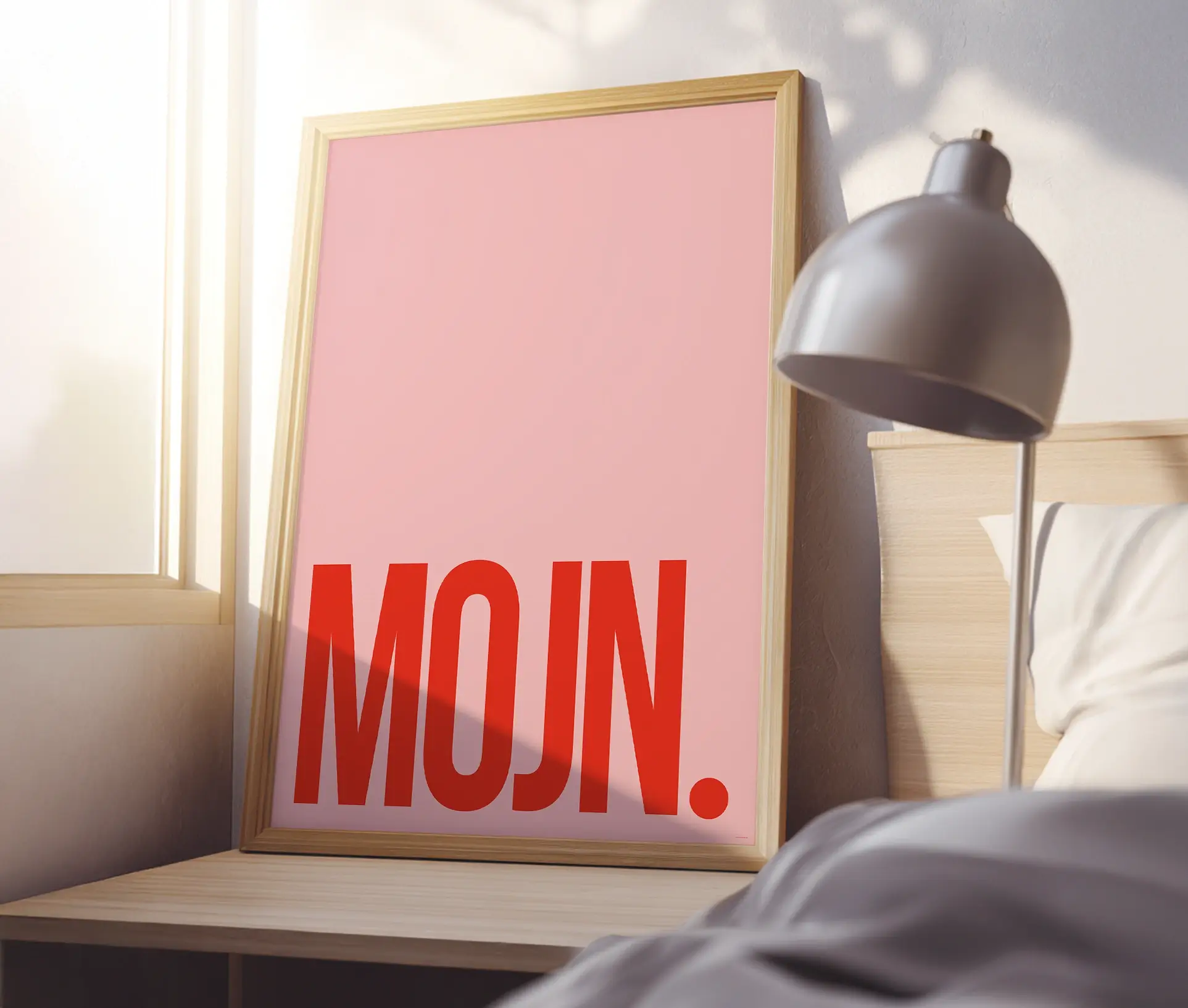 Plakat med teksten "MOJN." i rød typografi på lyserød bund