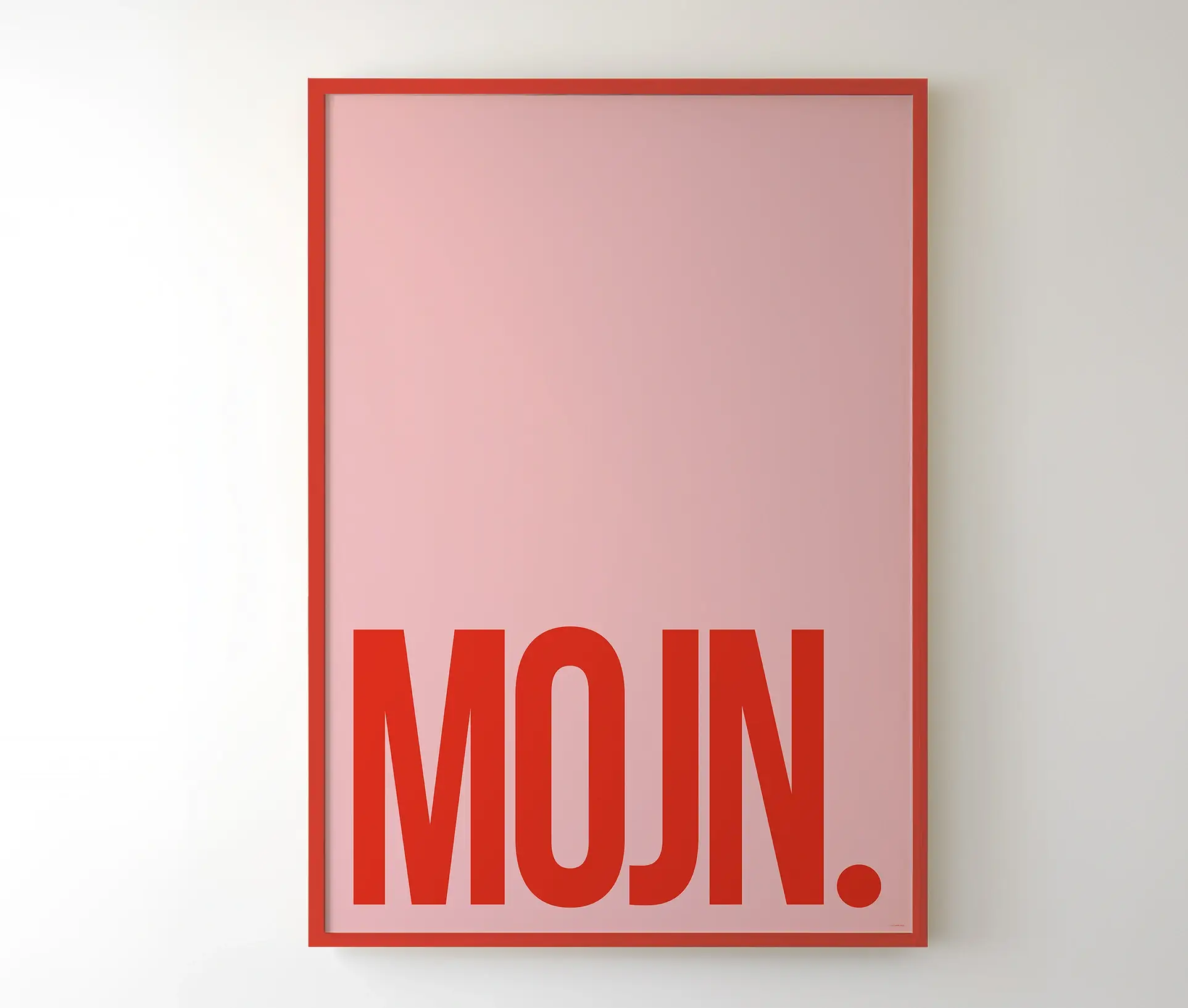 Plakat med teksten "MOJN." i rød på lyserød baggrund, vist i rød ramme