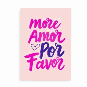 Plakat med teksten "More Amor Por Favor" i pink og lilla skrift på lyserød baggrund