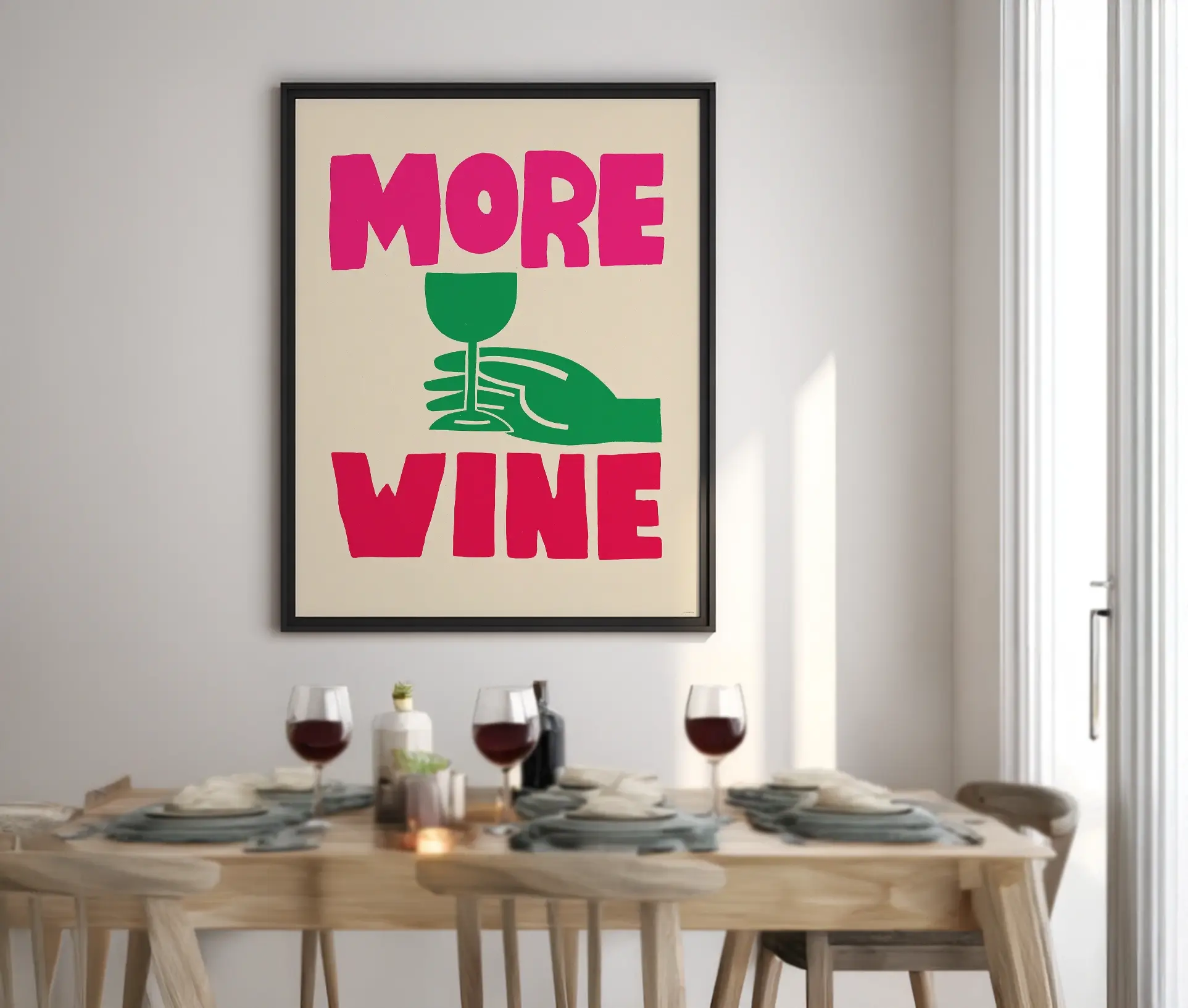 "More Wine"-plakat hængende over spisebord dækket med vinglas