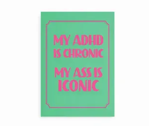 Plakat med lyserød tekst på grøn baggrund med selvironisk budskab.