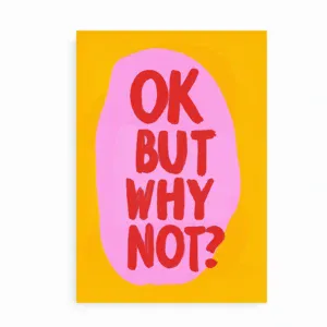 Plakat med teksten "OK BUT WHY NOT?" placeret op ad væg ved siden af en grøn sofa.
