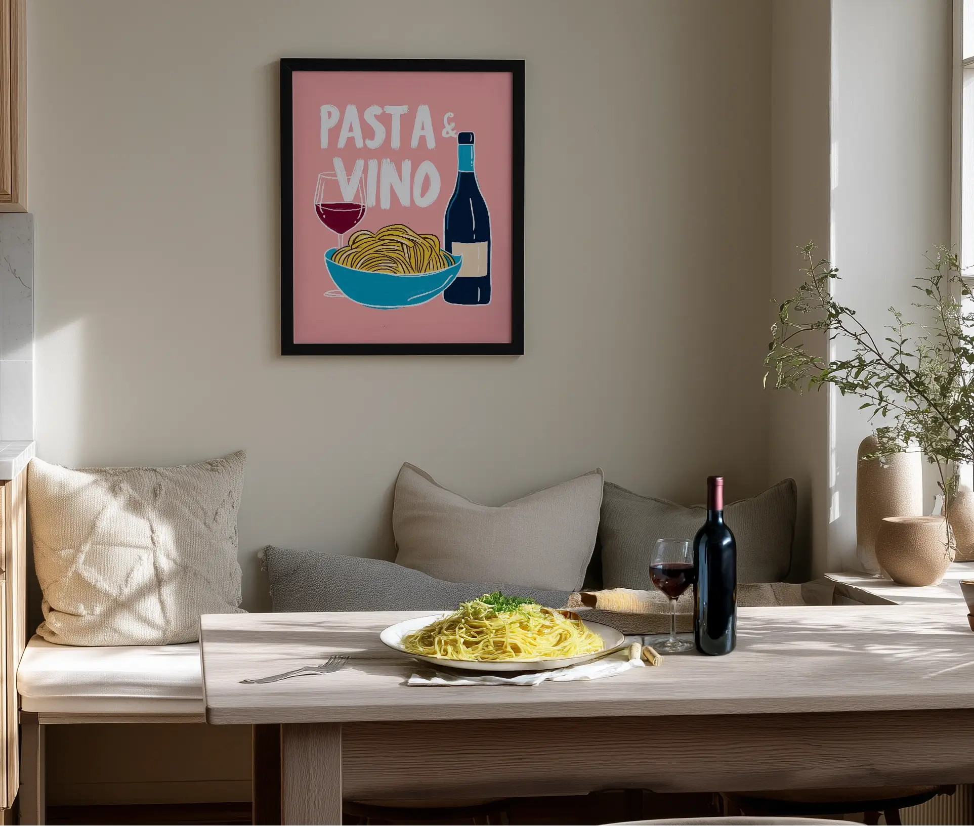 Plakat med teksten "PASTA & VINO" hænger i spisestue over bord med spaghetti og rødvin.