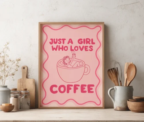 Plakat med tekst Just a Girl Who Loves Coffee og pige i kaffekop i køkkeninteriør