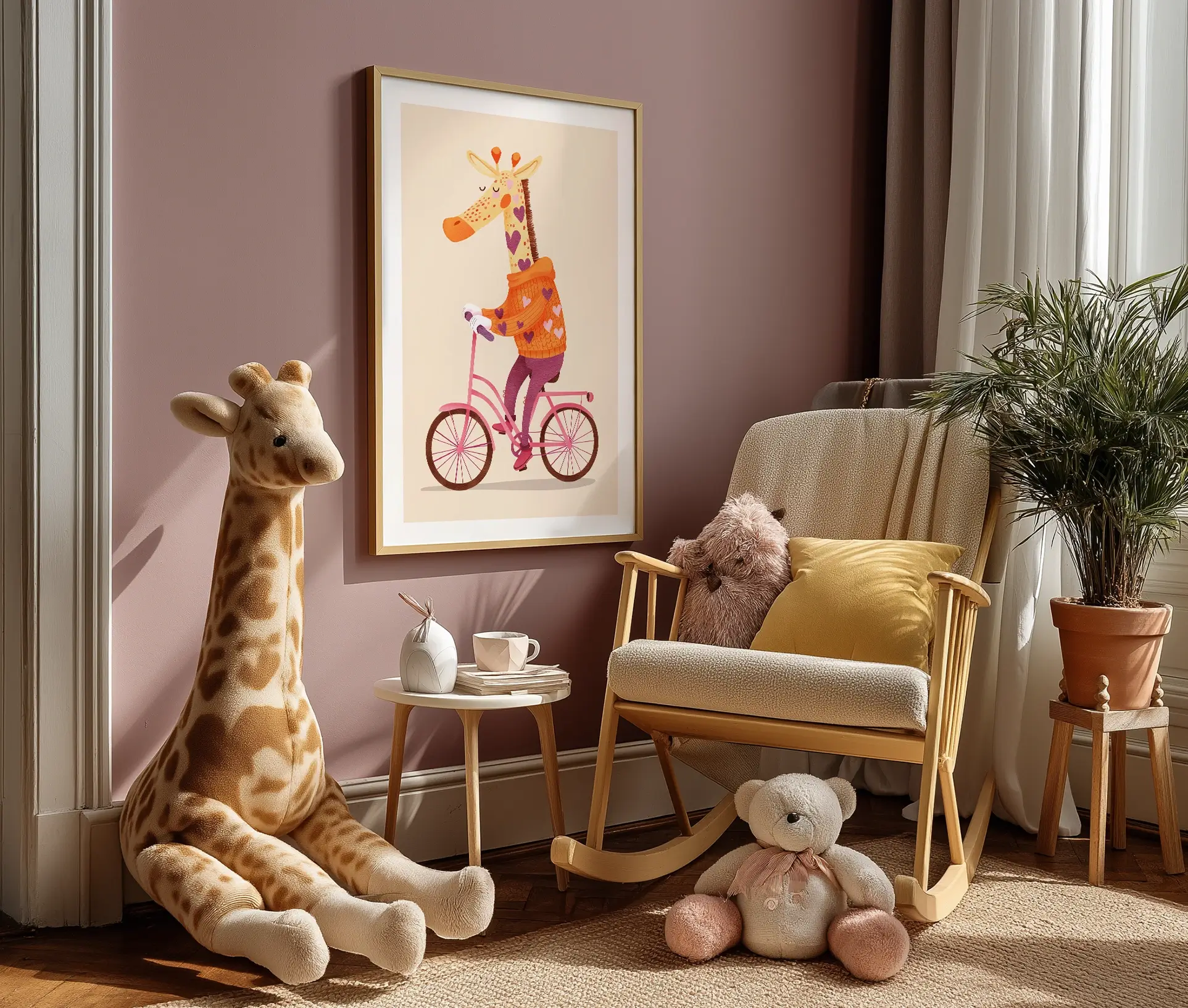 Plakat med cyklende giraf ophængt i et børneværelse ved siden af plysdyr og gyngestol.