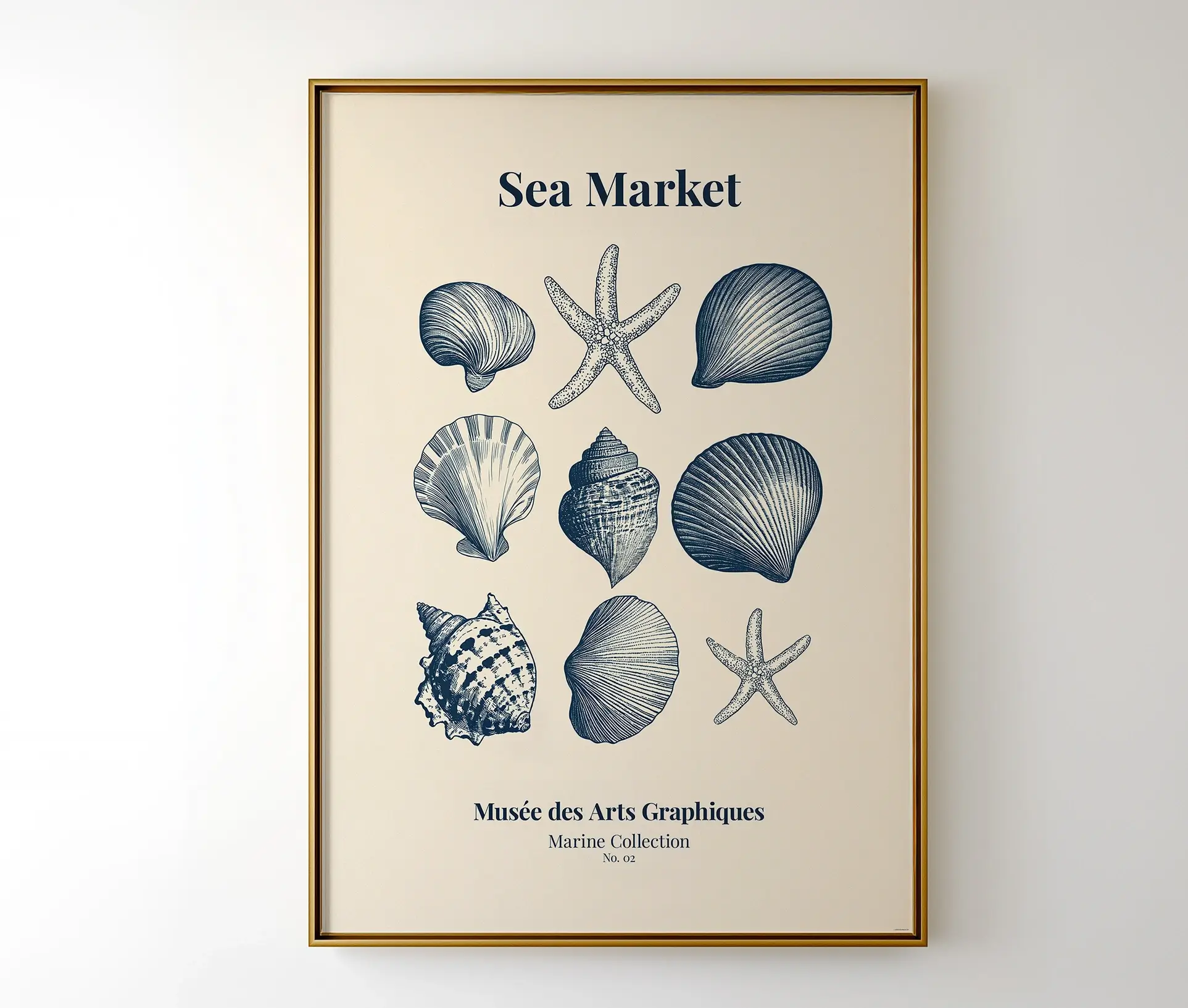 Plakat med muslingeskaller og søstjerner i ramme ophængt på væg.
