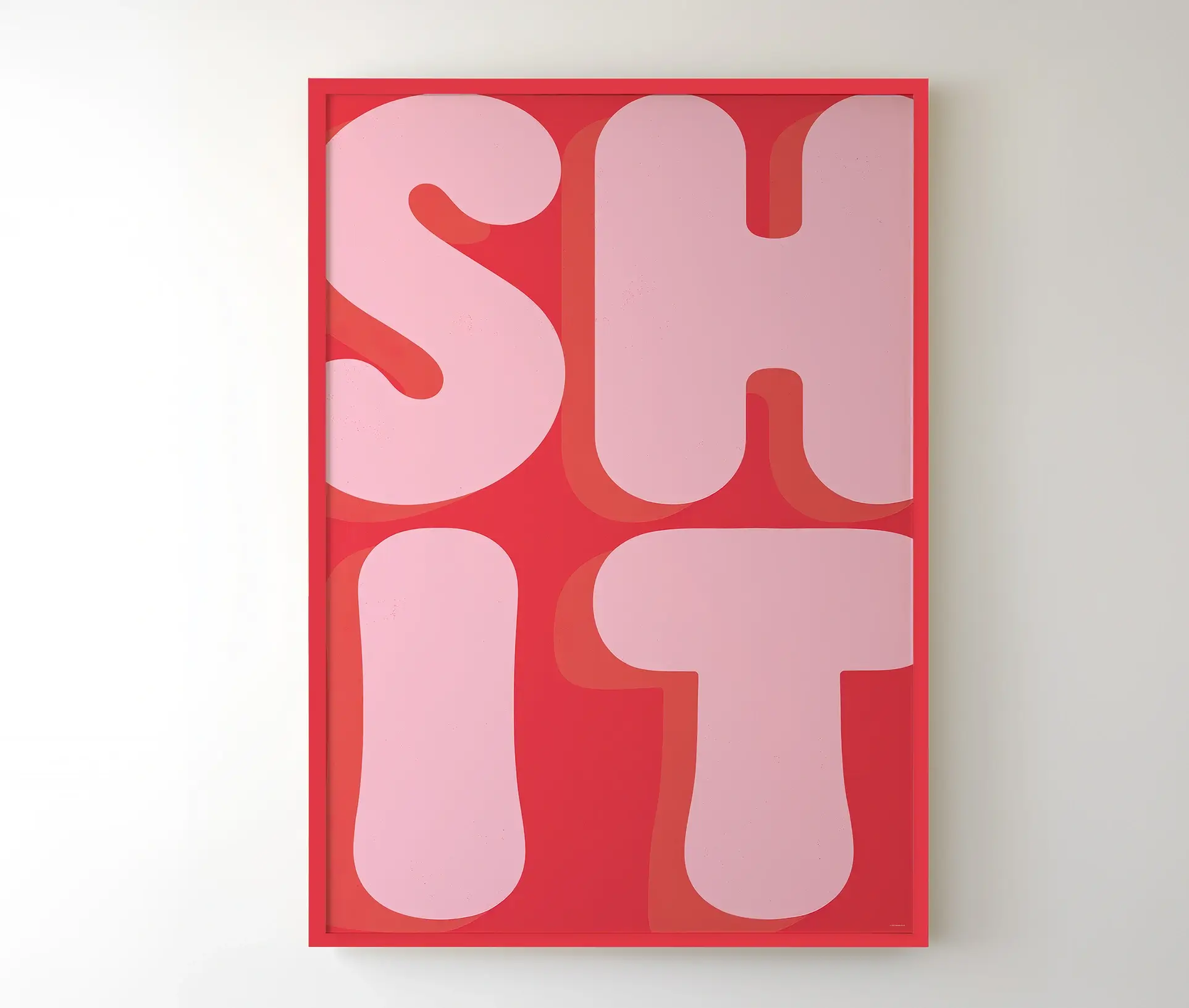 Plakat med pink bogstaver på rød baggrund – teksten "SHIT" i stor typografi