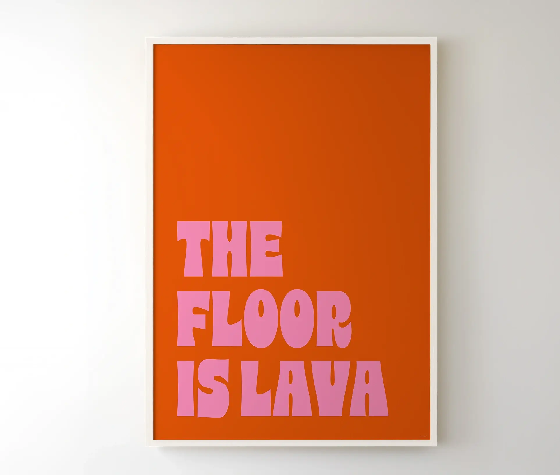 Plakat med teksten "The Floor Is Lava" i pink på orange baggrund