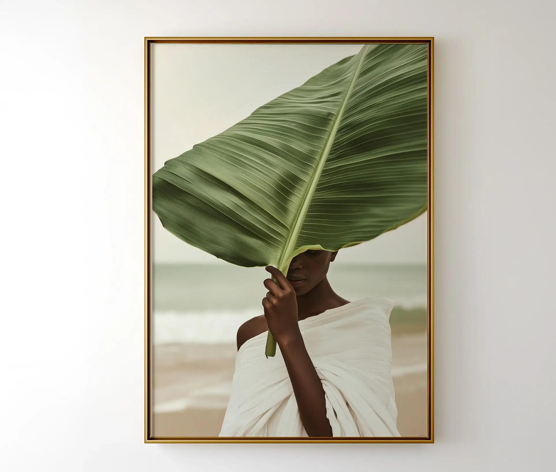 Plakat med kvinde og bananblad i gylden ramme
