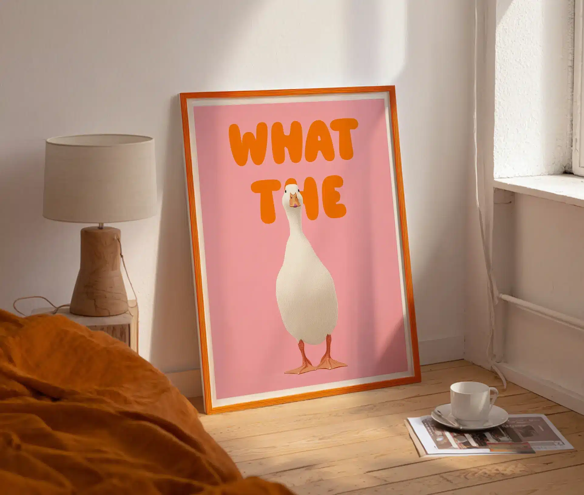 Plakat med humoristisk motiv af gås og teksten "WHAT THE" i orange på lyserød baggrund