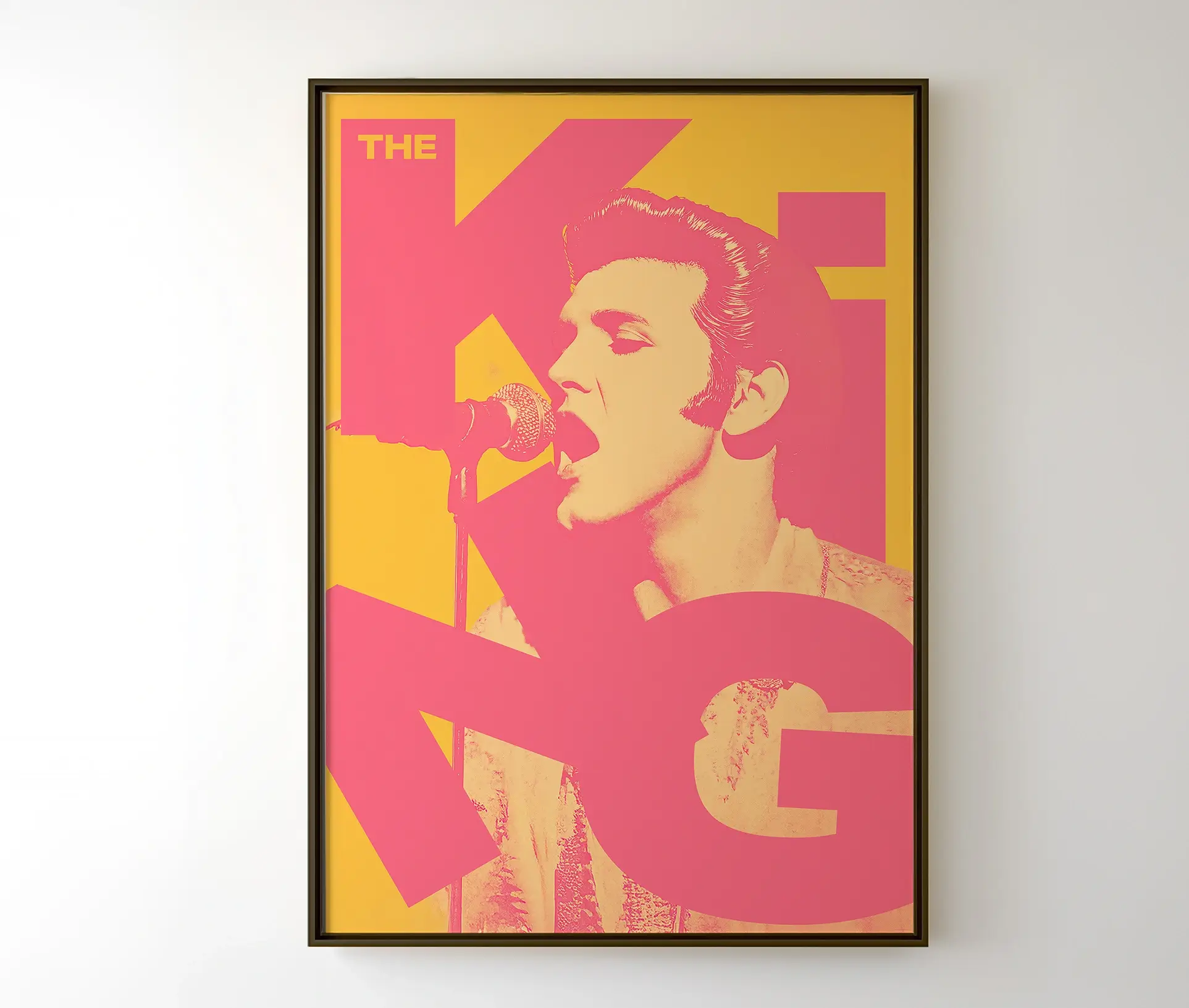 Indrammet Elvis Presley plakat i pink og gul med teksten "The King"