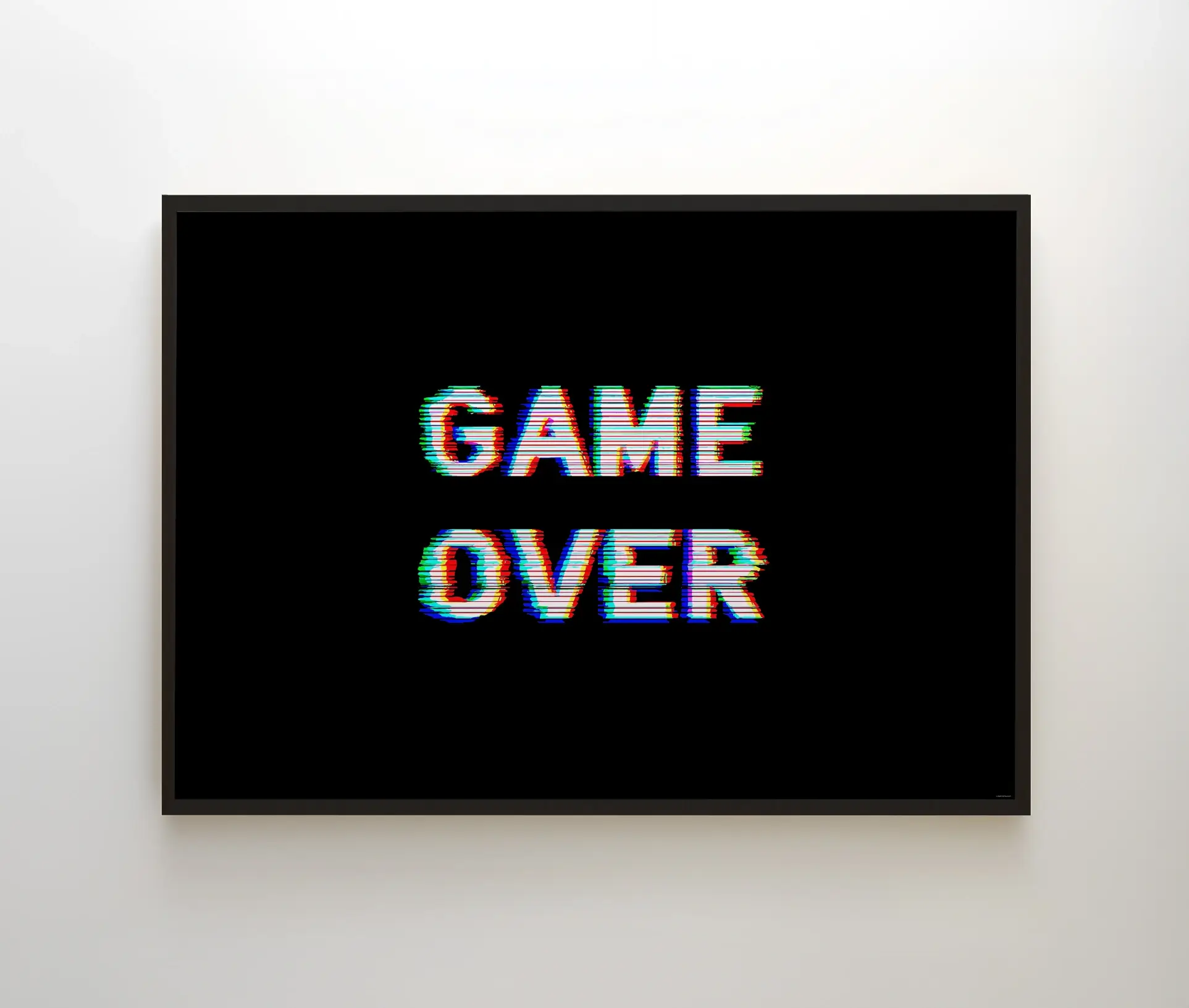 Plakat med teksten GAME OVER i glitch-effekt på sort baggrund, vist i ramme
