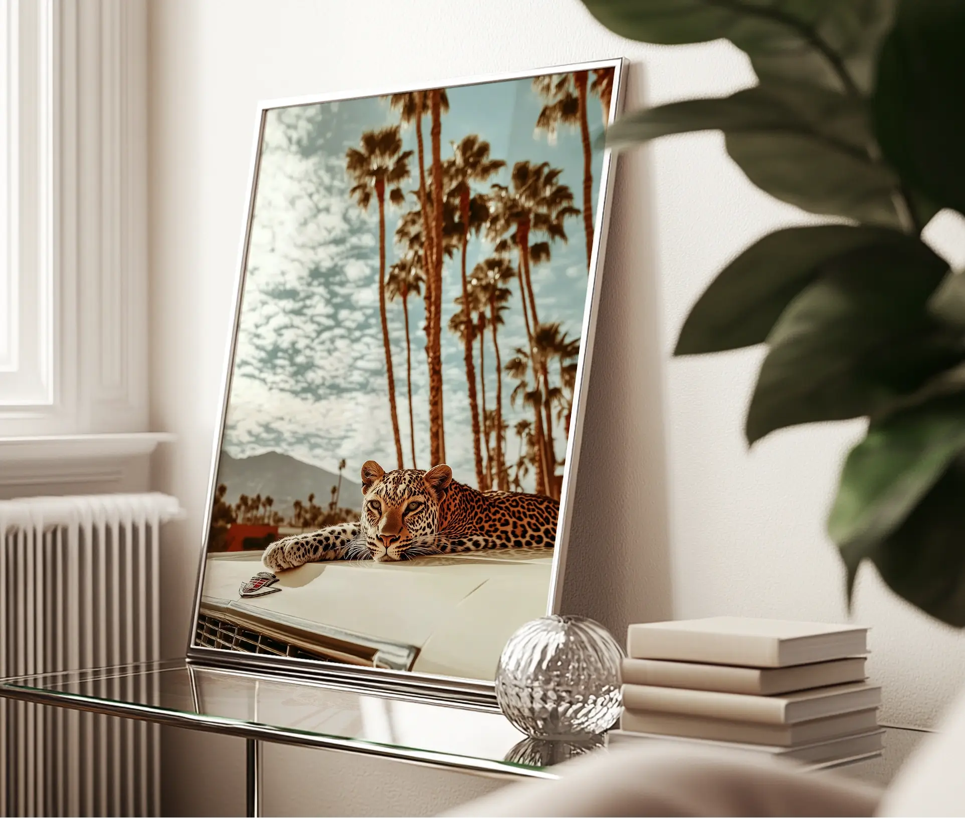 Plakat med leopard og vintagebil op ad væg ved glasbord