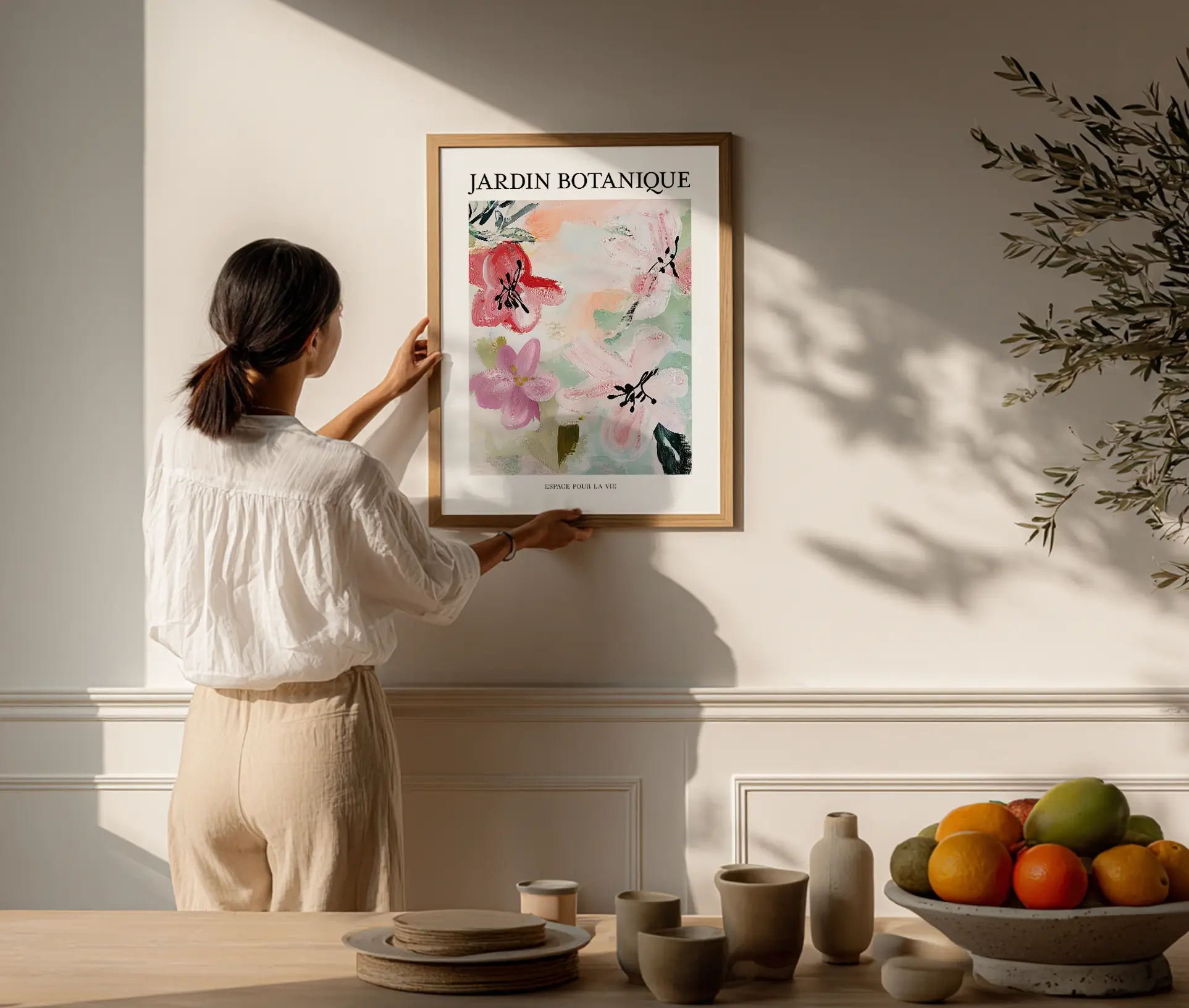 Plakat med malede blomster og fransk tekst ophænges i hjemmet