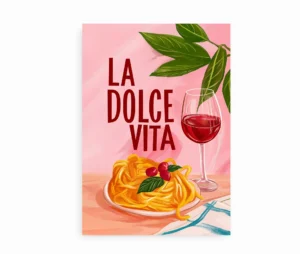 Plakat med teksten "La Dolce Vita", pasta, rødvin og grønne blade på pink baggrund