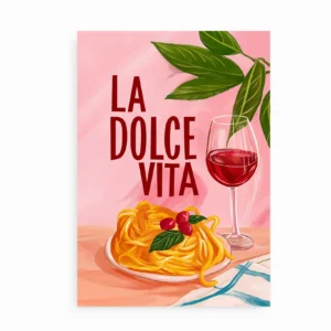 Plakat med teksten "La Dolce Vita", pasta, rødvin og grønne blade på pink baggrund