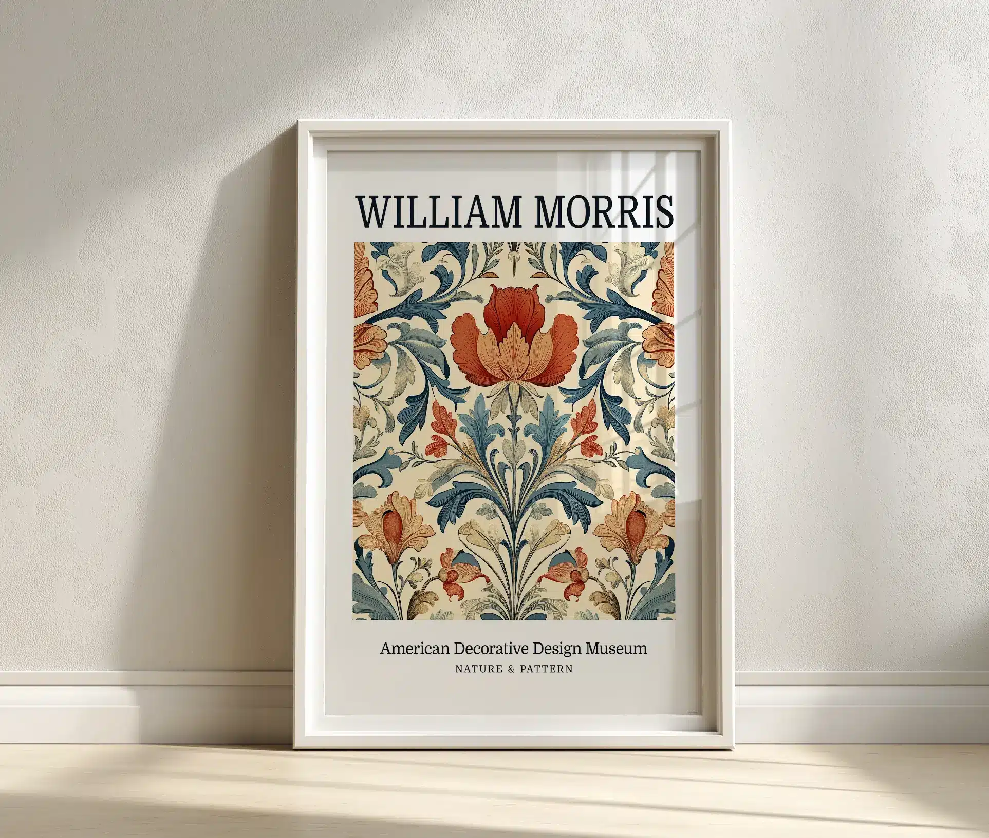 William Morris plakat med blomstermønster i lys ramme placeret på gulvet