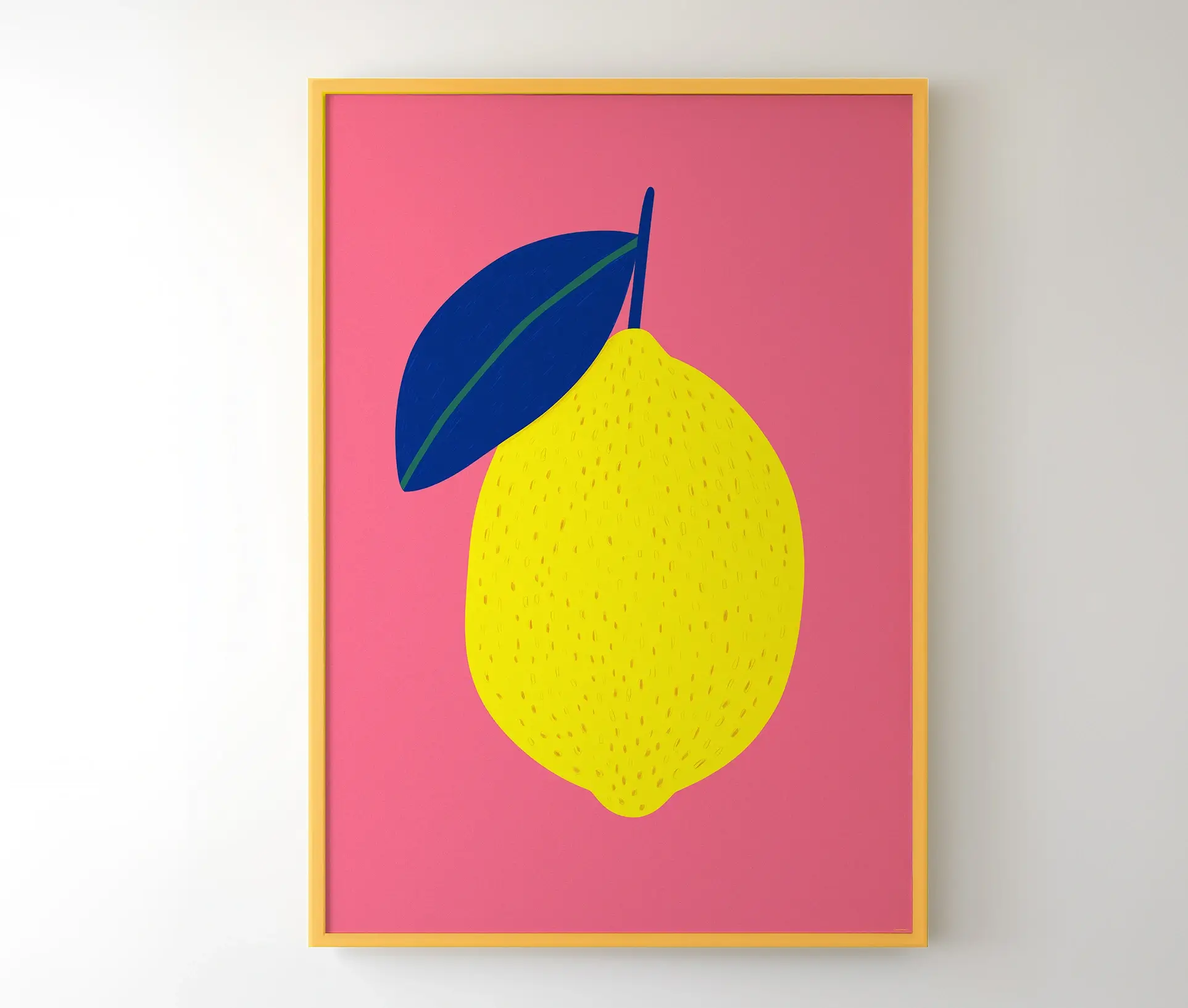 Plakat med citronmotiv i gul ramme på lys væg