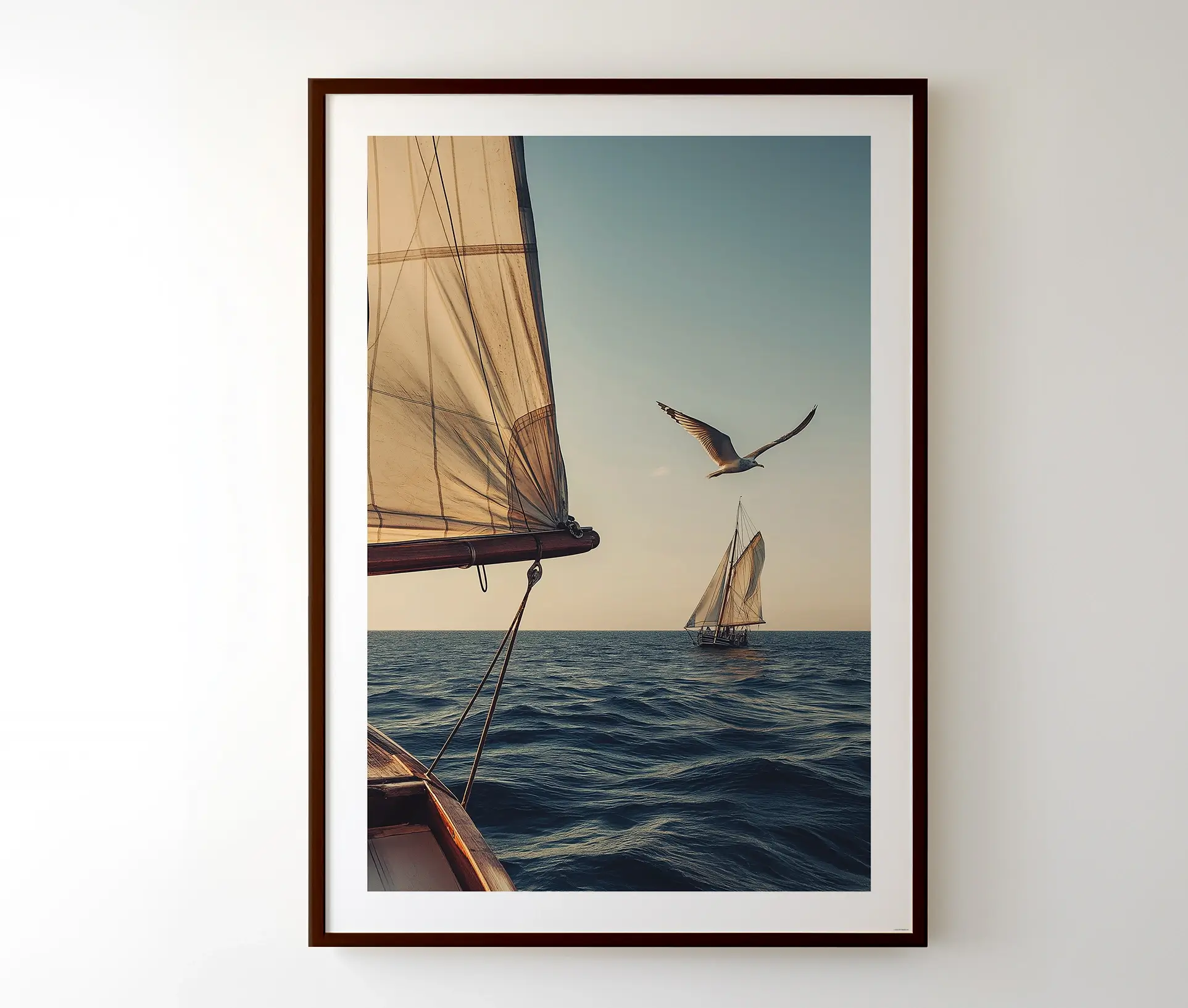 Plakat med to sejlskibe på havet og en måge i flugt, set i ramme