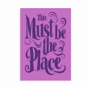 Plakat med lilla baggrund og teksten "This Must Be the Place" i dekorativ typografi