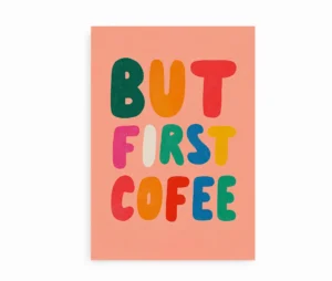 Plakat But First Coffee uden ramme på rosa baggrund