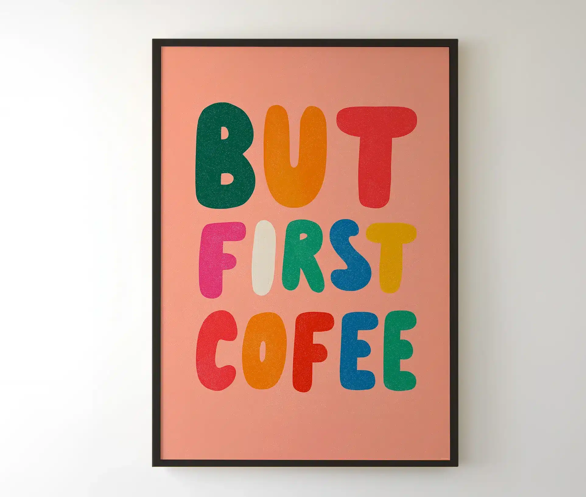Plakat But First Coffee i ramme hængende på væg