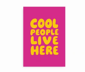 Plakat med teksten “Cool People Live Here” i store gule bogstaver på pink baggrund