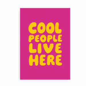 Plakat med teksten “Cool People Live Here” i store gule bogstaver på pink baggrund