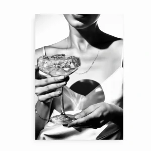 Sort/hvid plakat af kvinde med cocktailglas