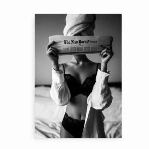 Sort/hvid plakat med kvinde og avis i minimalistisk design