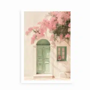 Plakat med maleri af grøn dør og lyserøde blomster på lys facade.