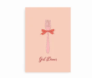 Plakat med lyserød gaffel og “Girl Dinner”-tekst på lys baggrund