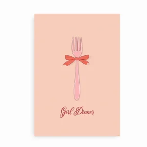 Plakat med lyserød gaffel og “Girl Dinner”-tekst på lys baggrund