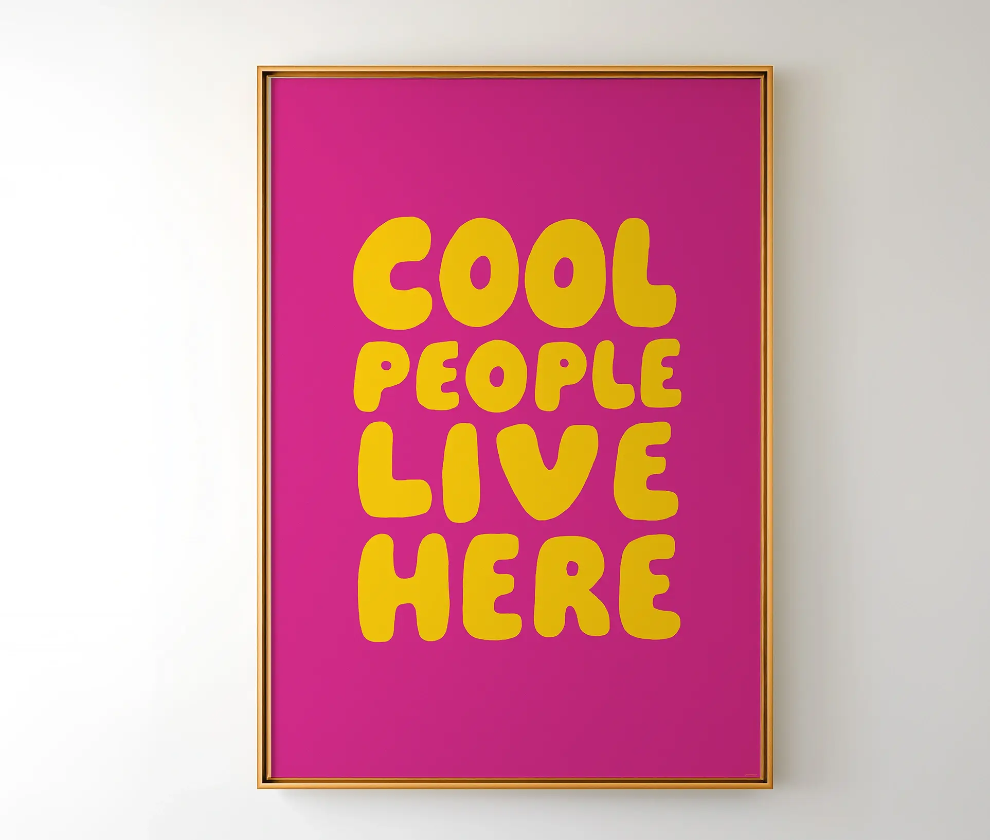Plakat med gule bogstaver på pink baggrund i guldramme