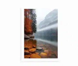 Fotoplakat af bjergsø med efterårsfarver og tåge.