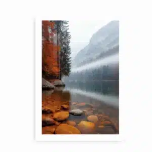 Fotoplakat af bjergsø med efterårsfarver og tåge.