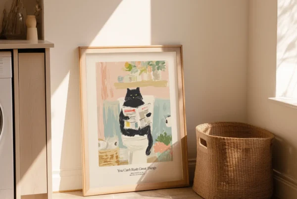 Sjov badeværelsesplakat med sort kat på toilet, læsende avis.