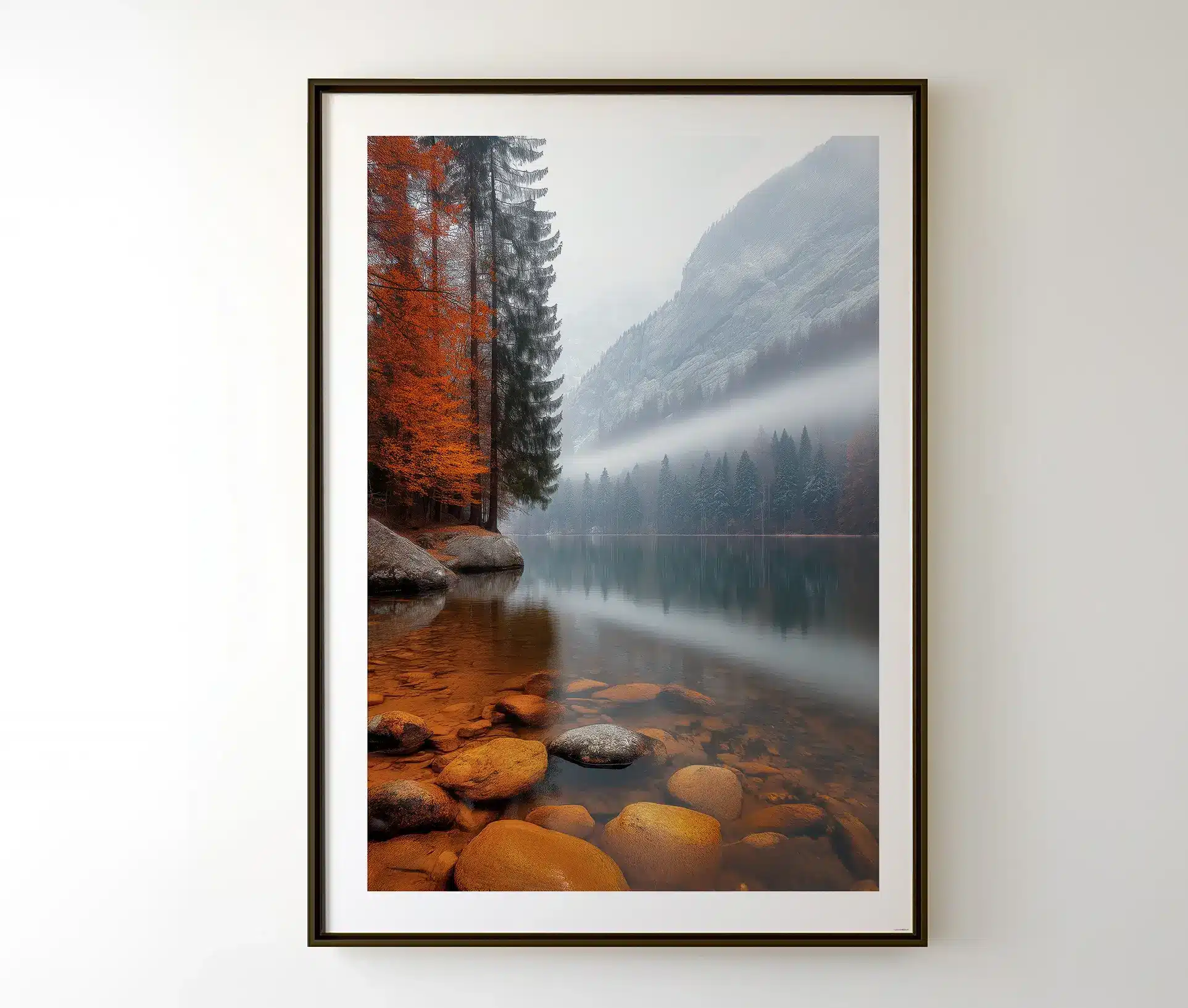 Fotoplakat med bjergsø og efterårsskove, hængende på væg.