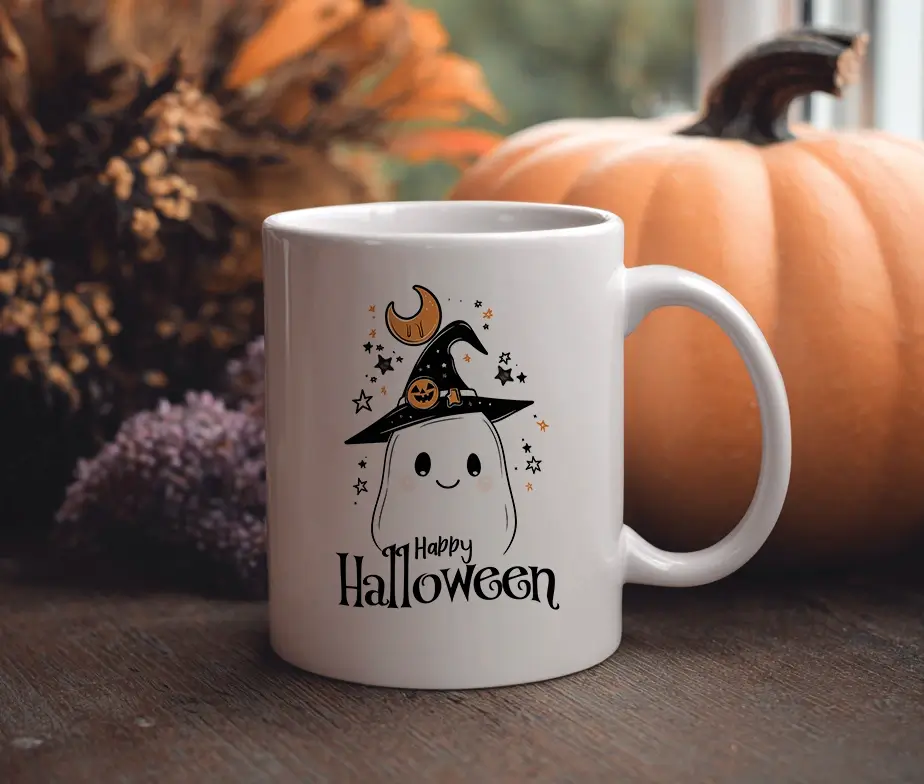 Halloween-krus med spøgelse og teksten Happy Halloween på bord ved græskar.