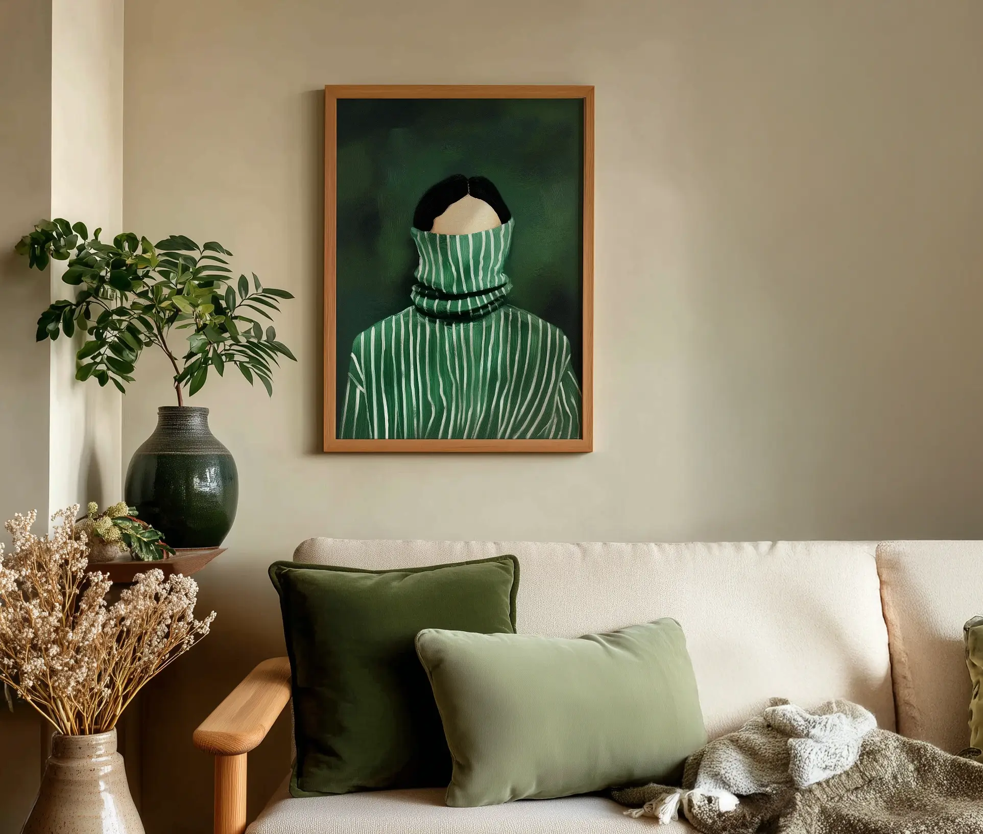 Kunstplakat Personal Hideout med kvinde i grønstribet strik, ophængt i stue