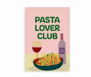 Plakat med teksten Pasta Lover Club, en skål pasta, glas rødvin og vinflaske på rosa baggrund.