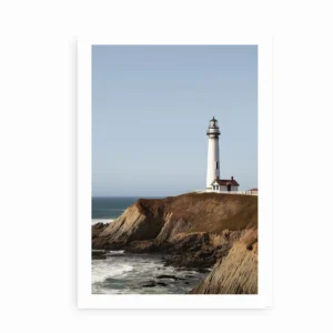 Fotoplakat af fyrtårn på klipper med hav i baggrunden.