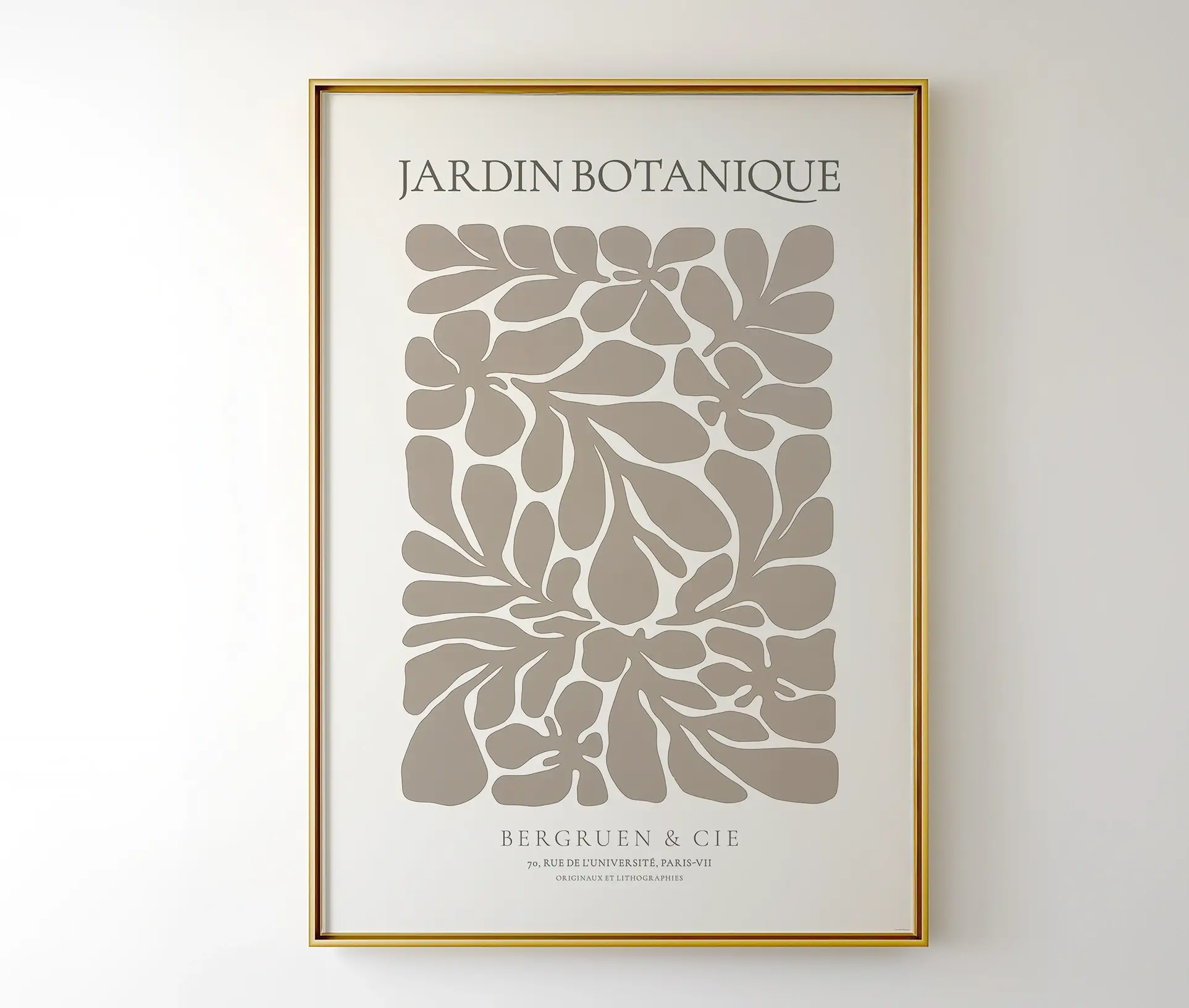 Plakat med Matisse-inspireret bladmønster i beige rammet ind og hængt på væg