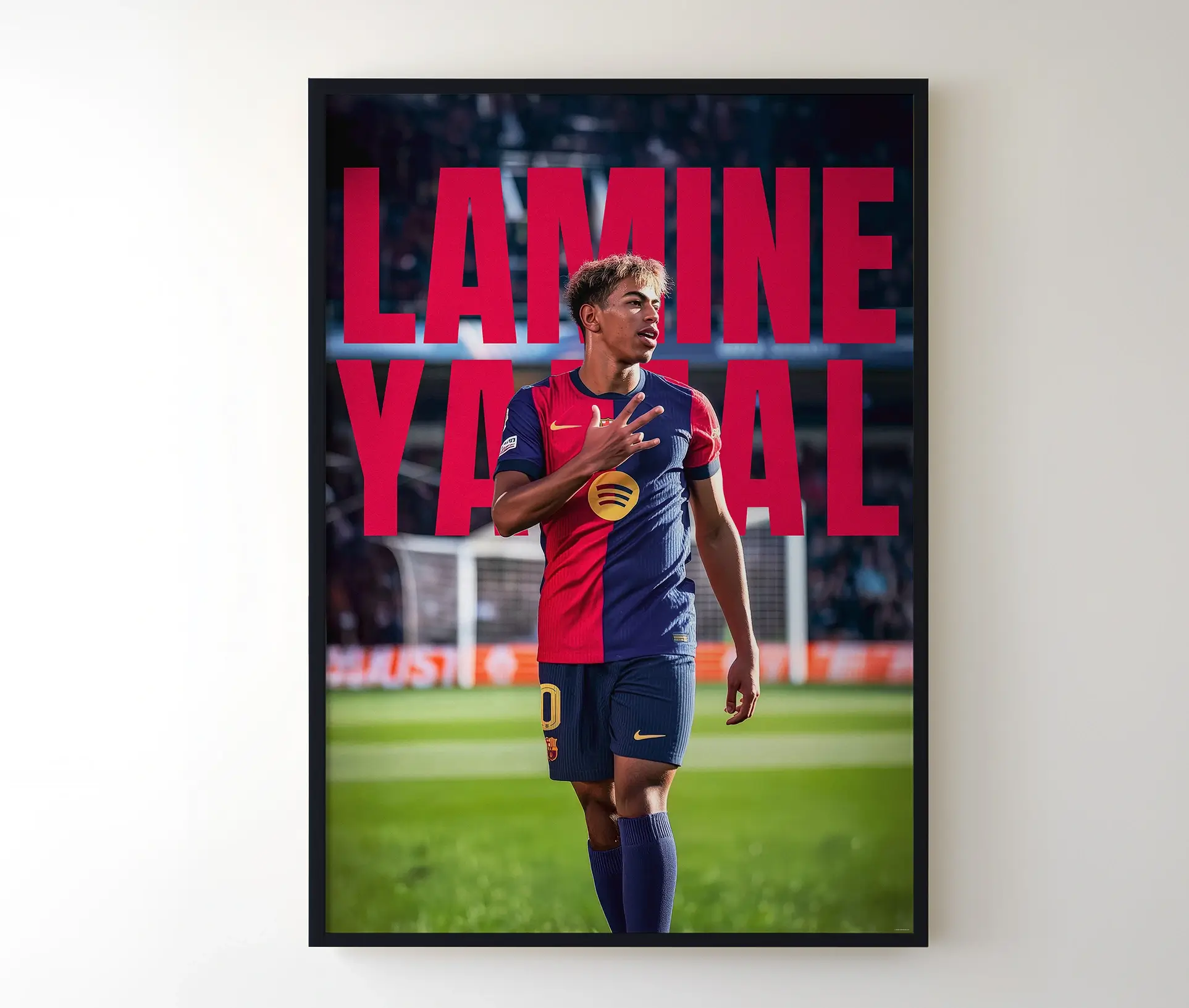 Indrammet plakat med Lamine Yamal i Barcelona-trøje foran mål